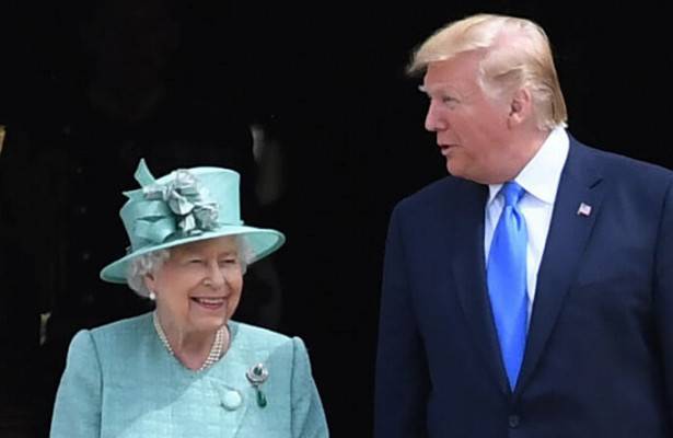 Трамп не узнал подарок, который год назад подарил королеве Великобритании
