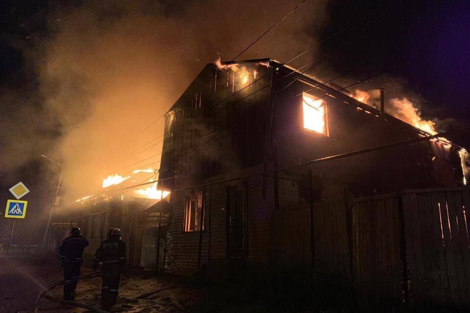 На улице Менделеева в Уфе сгорели два жилых дома
