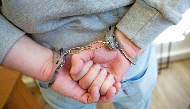 В Шереметьеве задержан мужчина, пытавшийся провести 33 алмаза в носке