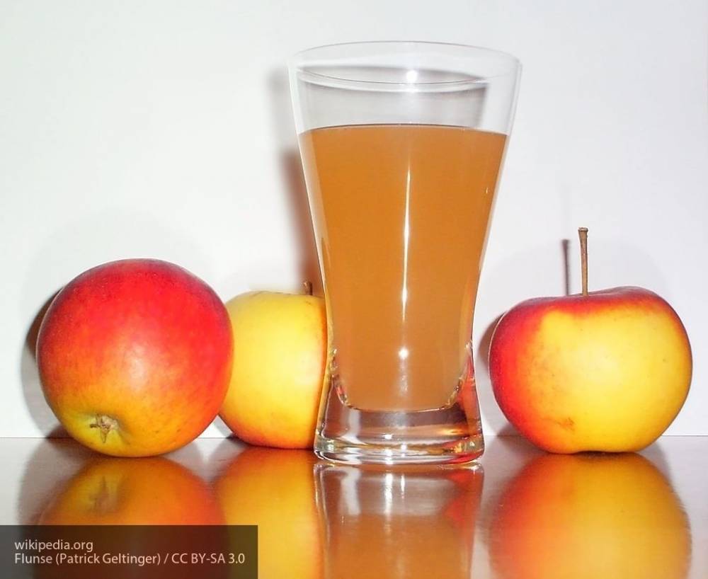 Эксперты рекомендуют пить разбавленный яблочный сок в жару