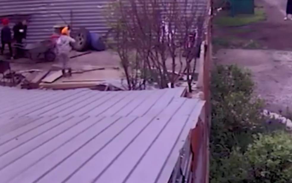 Видео: взрослый мужчина бросил петарду в маленькую девочку в Кузбассе