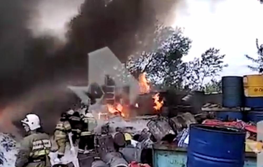 Видео: в Уфе на территории НИИ вспыхнул крупный пожар