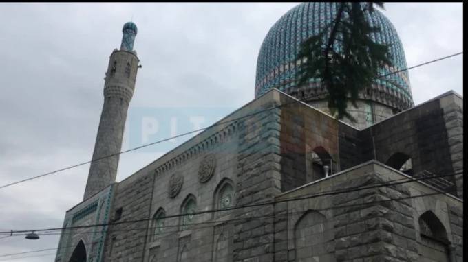 У Соборной мечети Санкт-Петербурга мусульмане начали праздновать Ураза-байрам