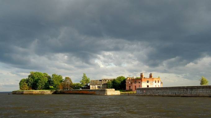 Из Петербурга запустили яхтенные экскурсии до фортов Кронштадта