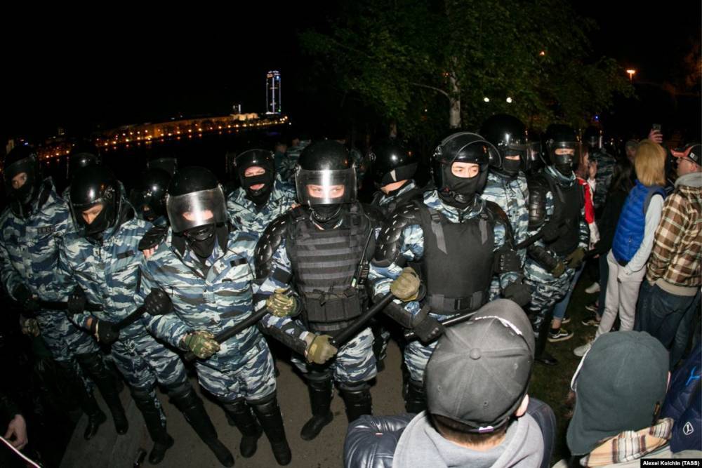 Участника протестов в Екатеринбурге подозревают в оскорблении полицейского