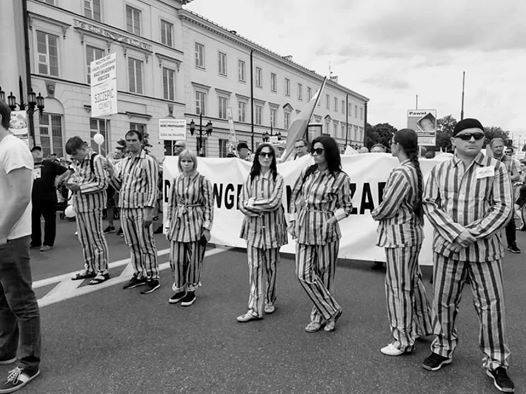 «Моральное вырождение»: в Польше прошёл протест в робах узников концлагерей