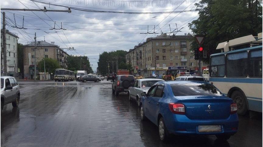 Кировская пенсионерка получила травмы во время поездки в троллейбусе
