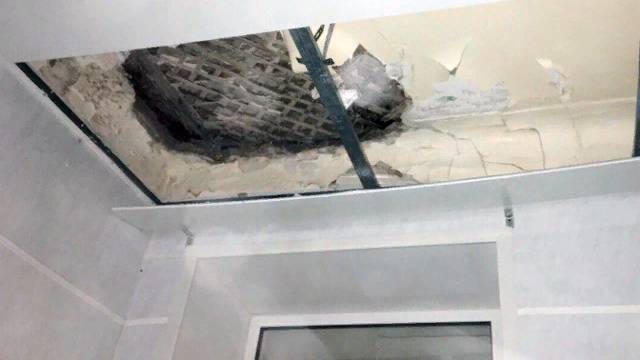 На пациента в самарской больнице рухнул потолок