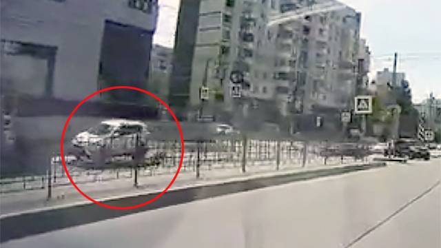 Регистратор снял на видео гибель женщины после ДТП с Aston Martin в Самаре (18+)