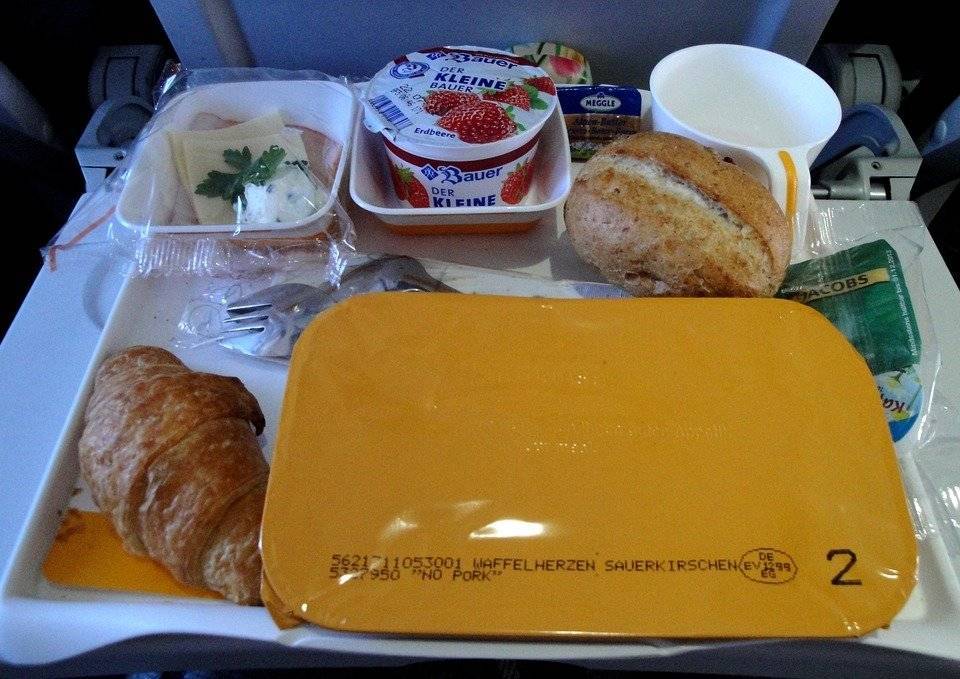 Опубликован ТОП-10 авиакомпаний России с самой вкусной едой на борту