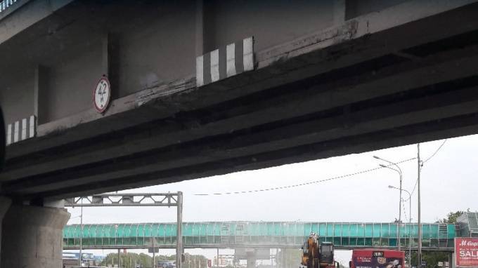 Экскаватор повредил железнодорожный мост на Пулковском шоссе