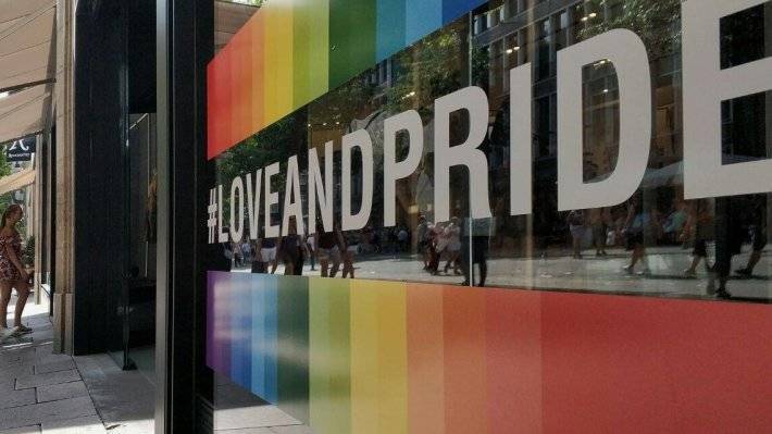 Главный гей Литвы не знает, как Тель-Авив перепутал флаг ЛГБТ с прибалтийским триколором