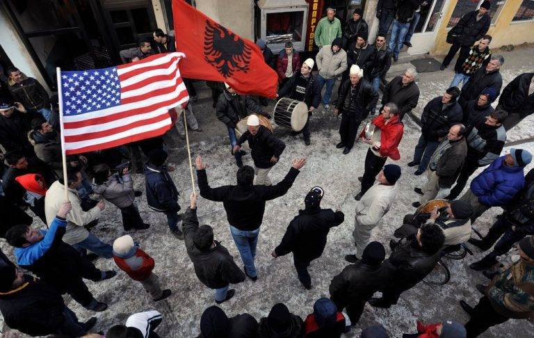 Запад назначил сербов на роль врагов, косоваров гладят по коленке | Политнавигатор