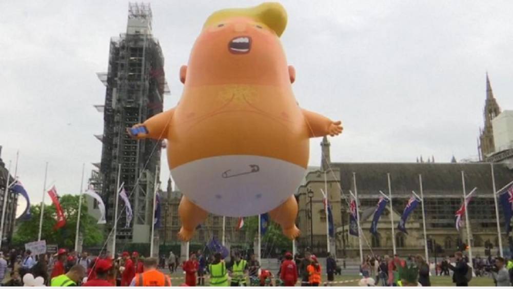 Воздушный шар в виде злого младенца с лицом Трампа появился в небе Лондона