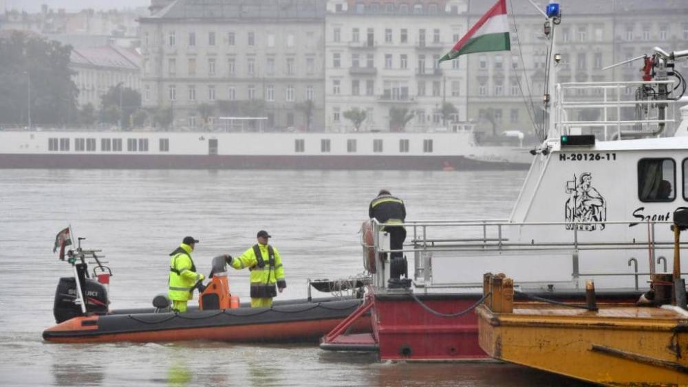 Столкновение теплоходов в Будапеште: из Дуная начали доставать тела погибших туристов
