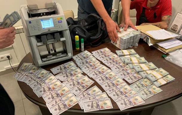 В Хмельницкой области сотрудников Госгеонедр поймали на крупной взятке: чиновники вымогали $400 тысяч