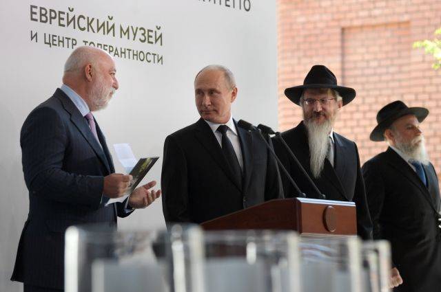 Путин открыл в Москве памятник героям сопротивления в концлагерях и гетто