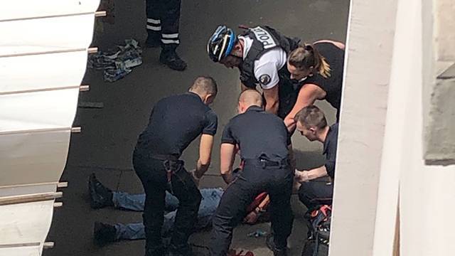 В Париже мужчина с ножами напал на полицейских