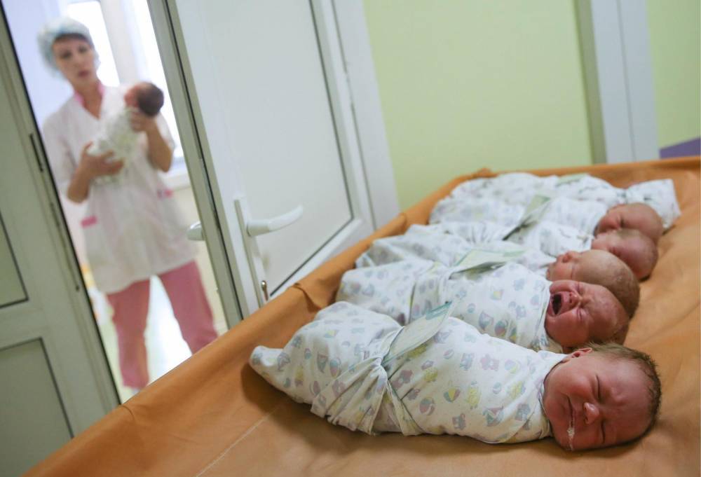В России матери в 2018 году оставили в роддомах около 3 тыс. детей