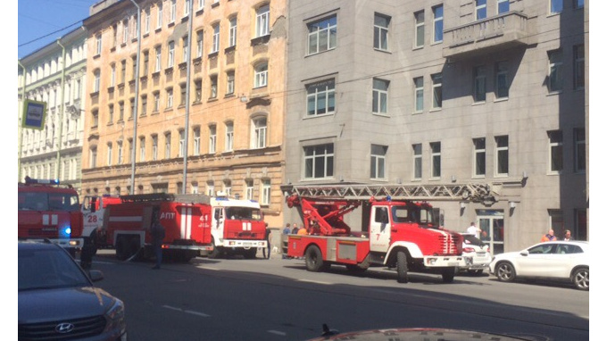 Пожарные службы локализовали пожар в бизнес-центре Петербурга