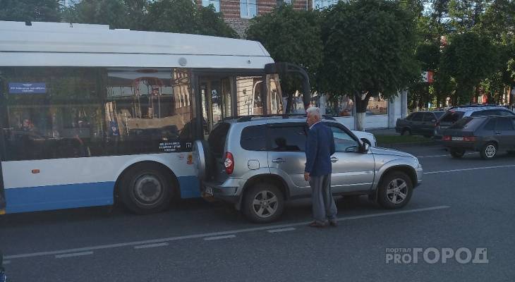 В Чебоксарах "безрогий" троллейбус впервые попал в ДТП