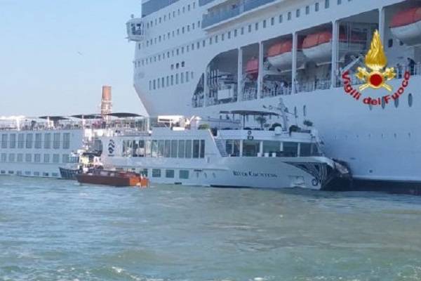 Пять человек получили ранения, когда круизное судно врезалось в док в Венеции