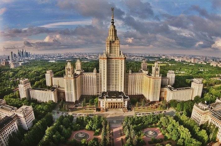 МГУ стал самым рейтинговым ВУЗом России
