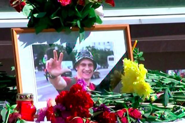 Военные РФ возложили цветы к стихийному мемориалу убитого экс-спецназовца