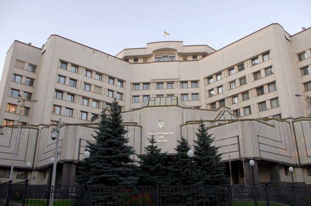 КС Украины назначил дату рассмотрения по существу указа о роспуске Рады