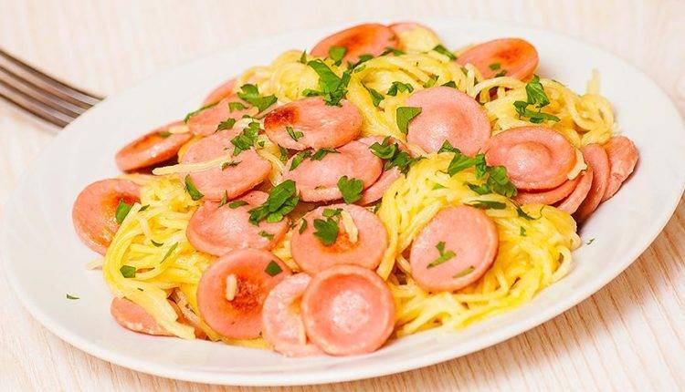 Россиян призвали не кормить детей сосисками и макаронами
