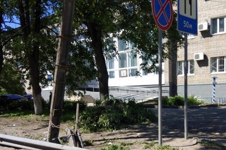 На трассу М-10 в Тверской области в любой момент может рухнуть бетонный столб - tverigrad.ru