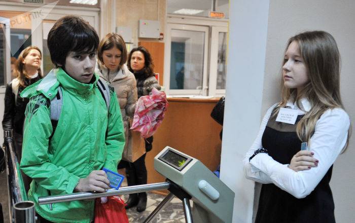 Тотальный контроль над посещениями и не только: в школах Еревана вводятся новые правила