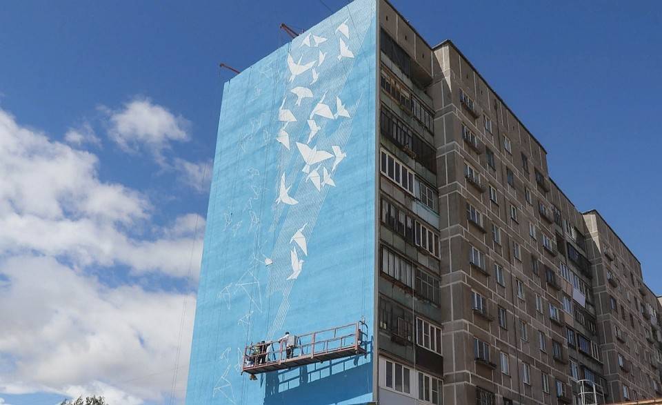 На фасаде дома в Магнитогорске, где прогремел взрыв, появились белые птицы