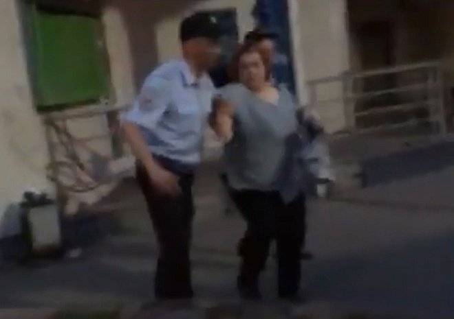 На улице Новоселов полиция задержала пьяную дебоширку (видео)