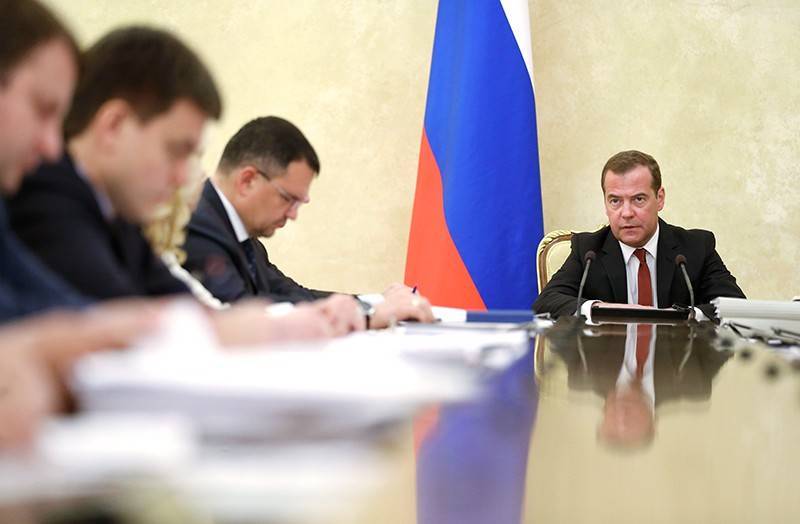 Медведев потребовал связать регионы единой транспортной сетью