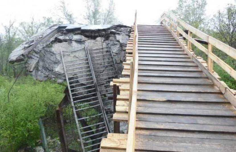 Зеленский заявил о намерении восстановить взорванный ВСУ мост в Станице Луганской