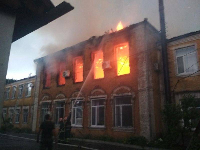 На Украине от удара молнии загорелось здание госадминистрации