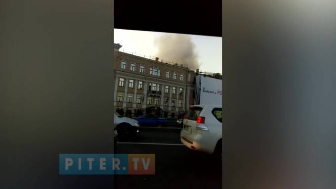 Видео: на Университетской набережной загорелся дом