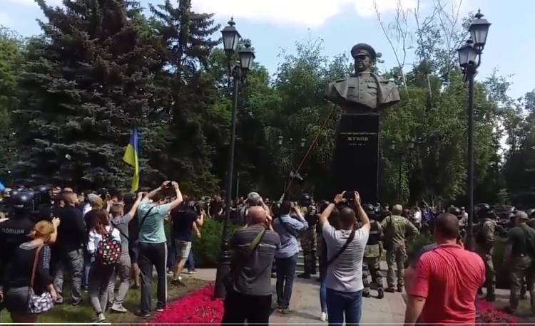 Мэр Харькова отреагировал на снос бюста Жукова жителями города