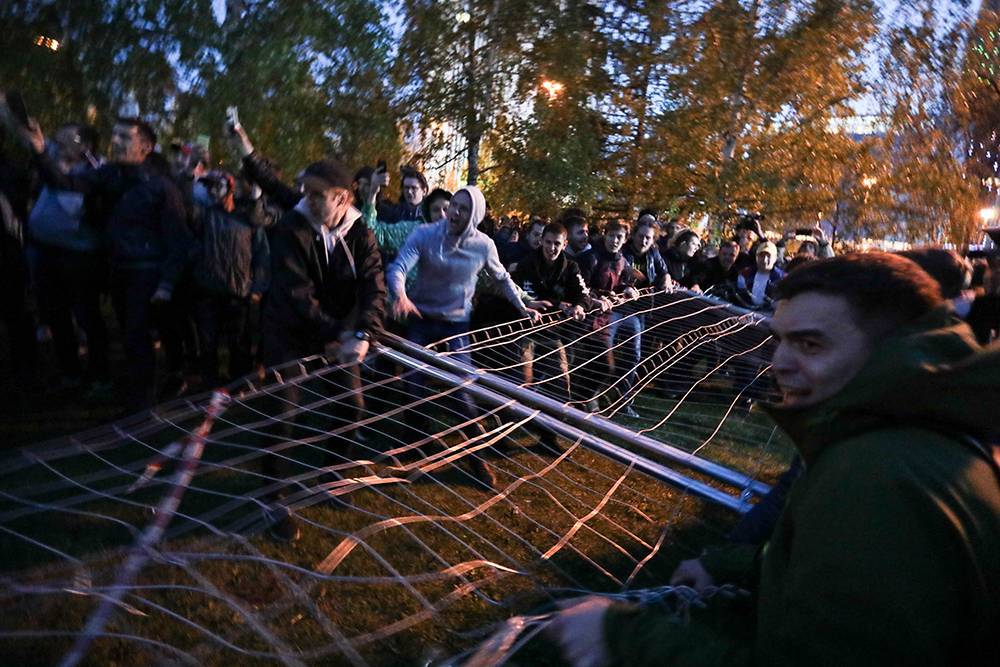 На участника протестов в сквере Екатеринбурга завели уголовное дело об оскорблении представителя власти