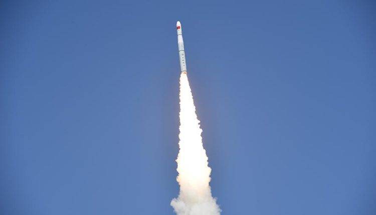Китай впервые запустит ракету с морской платформы
