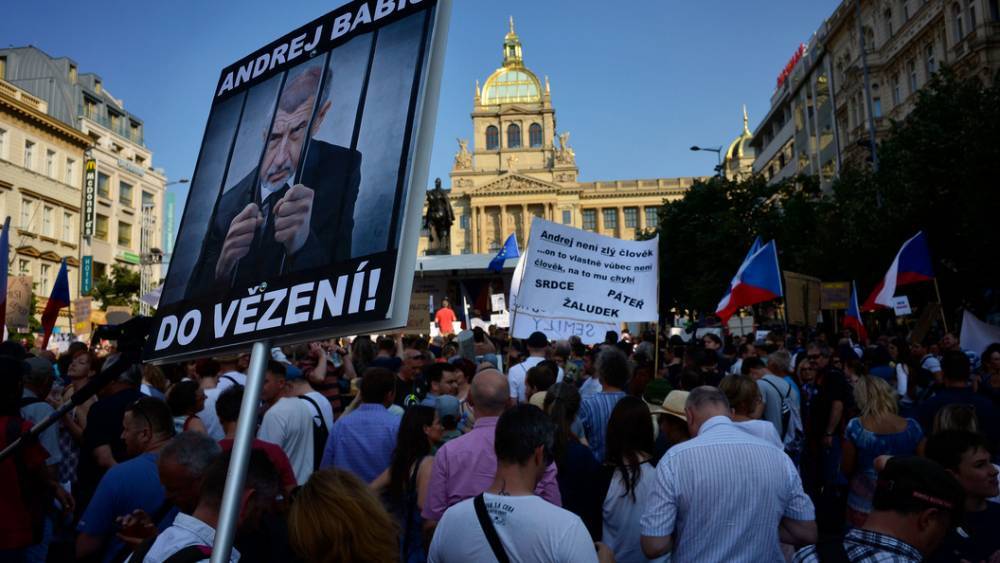 "Уйди, сатана": Акция в Праге против премьера Бабиша стала самой масштабной со времен "бархатной революции"