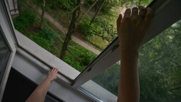 Двухлетний ребенок выпал из окна в Саратове