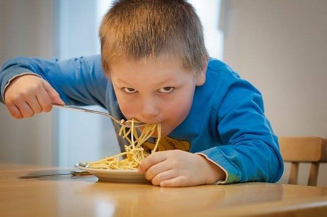 Россиян призвали не кормить детей макаронами с сосисками