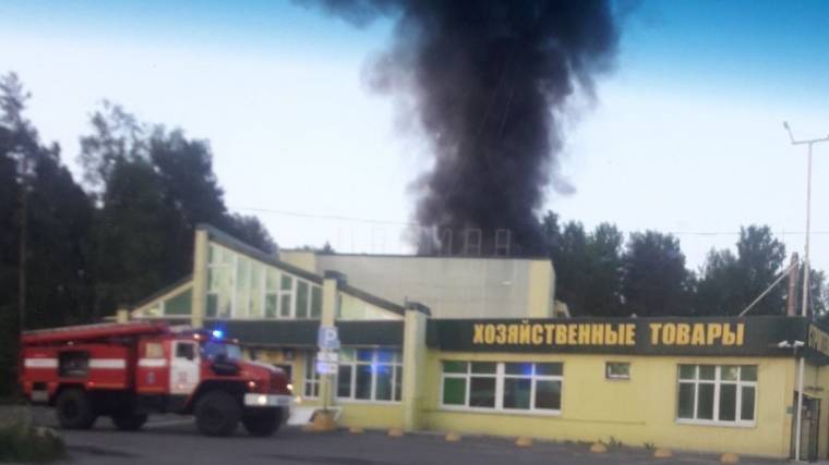 Пожар на&nbsp;складе стройматериалов в&nbsp;Санкт-Петербурге&nbsp;— фото