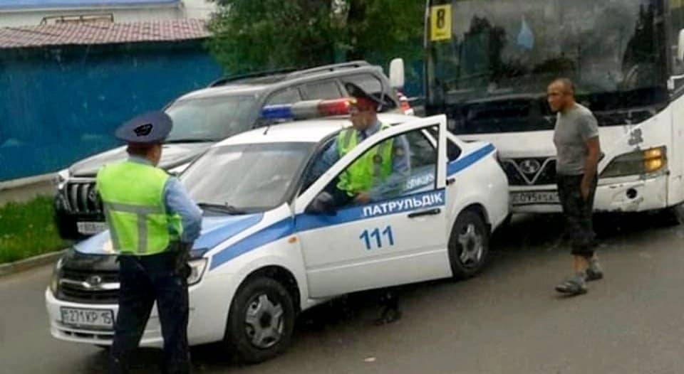 Не рассчитал дистанцию: водитель автобуса врезался в полицейских в Петропавловске (фото)