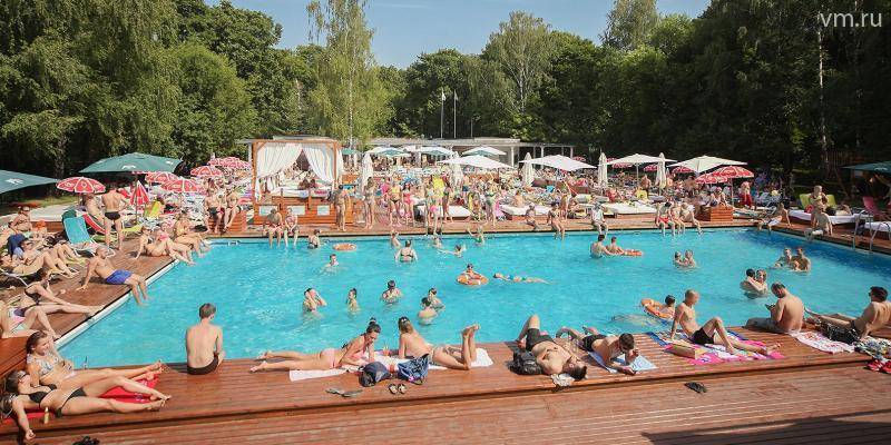 Пляжи и бассейны открылись в 17 парках Москвы