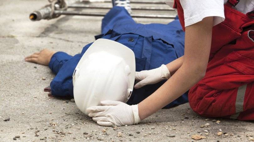 В Уфе работник упал с высоты на бетонный пол