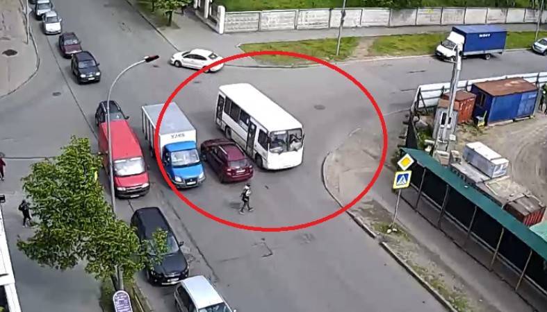 Водитель маршрутки грубо нарушил ПДД в центре Петрозаводска (видео)