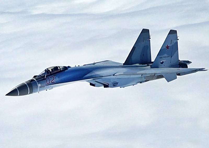 Российский Су-35 окунул шпиона США в волну турбулентности